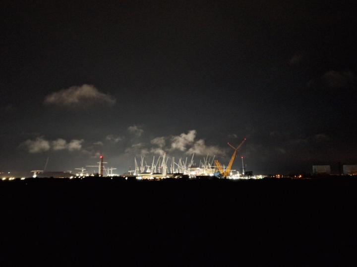 Foto van Hinkley Point C bij nacht